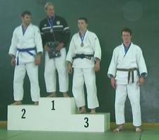 Jon te Riele en Roel van Overdam op het podium in de klasse -81kg senioren